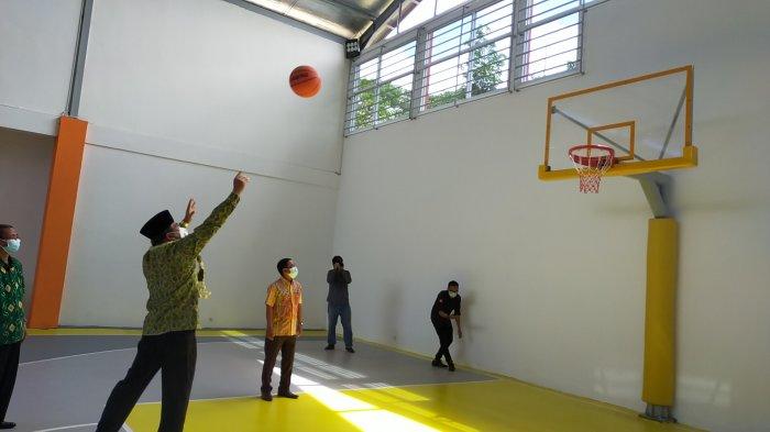 rektor-ulm-prof-dr-h-sutarto-hadi-saat-meresmikan-fisip-sports-center